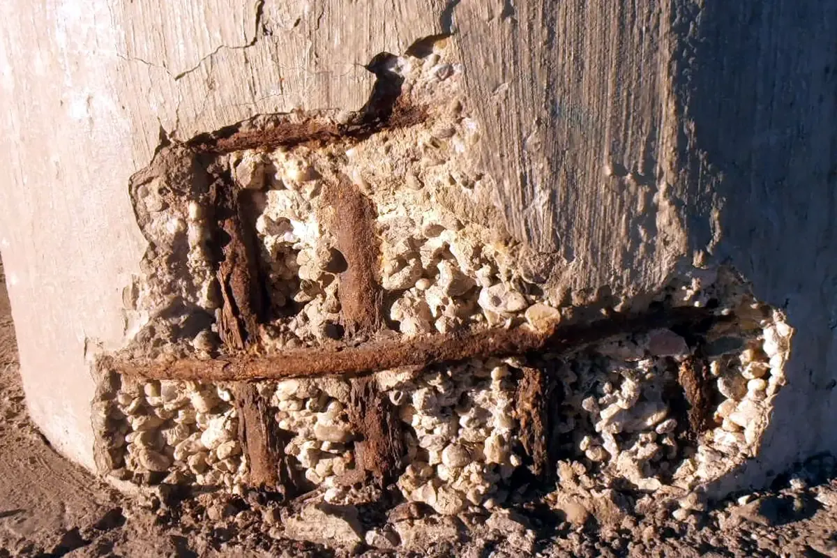 Typisches Schadensbild: Betonabplatzung mit freiliegender Bewehrung