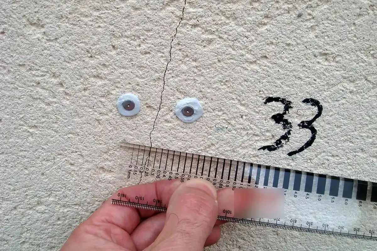 Typisches Schadensbild: Riss im Putz