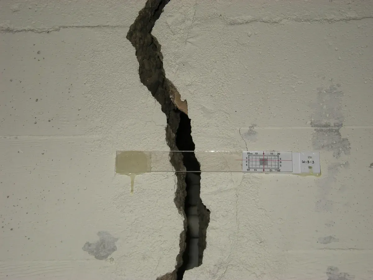 Typisches Schadensbild: Riss in einer Innenwand