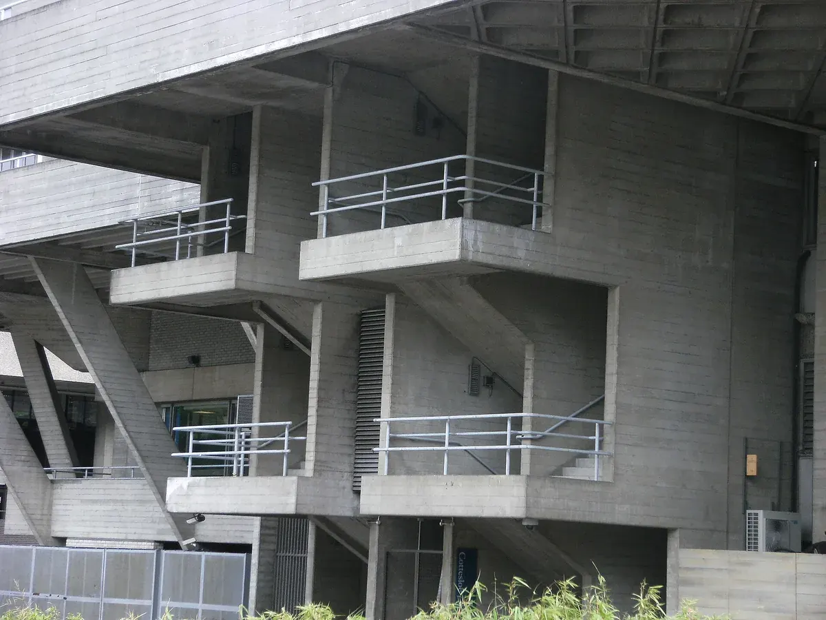 Beschichtete Brüstung und Stirnseite: Betonbalkone